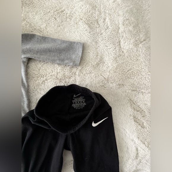 Like New - Infant Nike Outfit - Picture 4 of 5